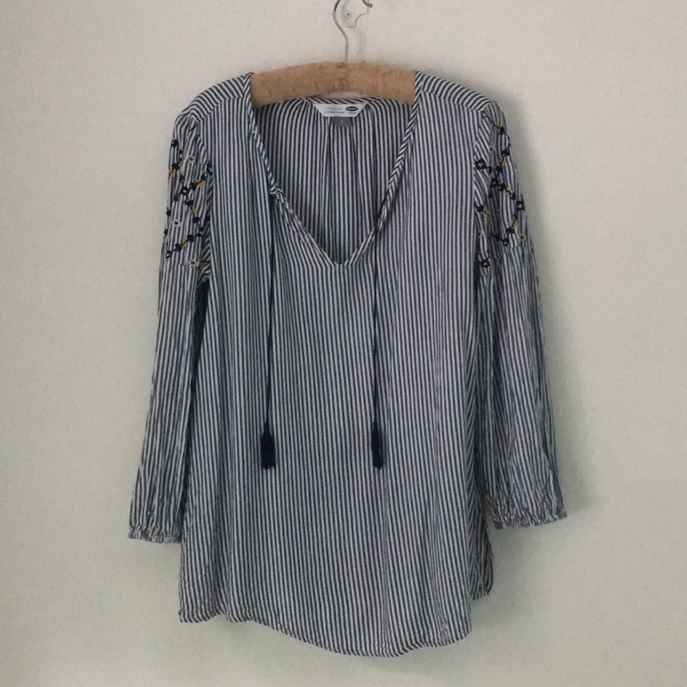 Old Navy embroidered sleeve blouse S
